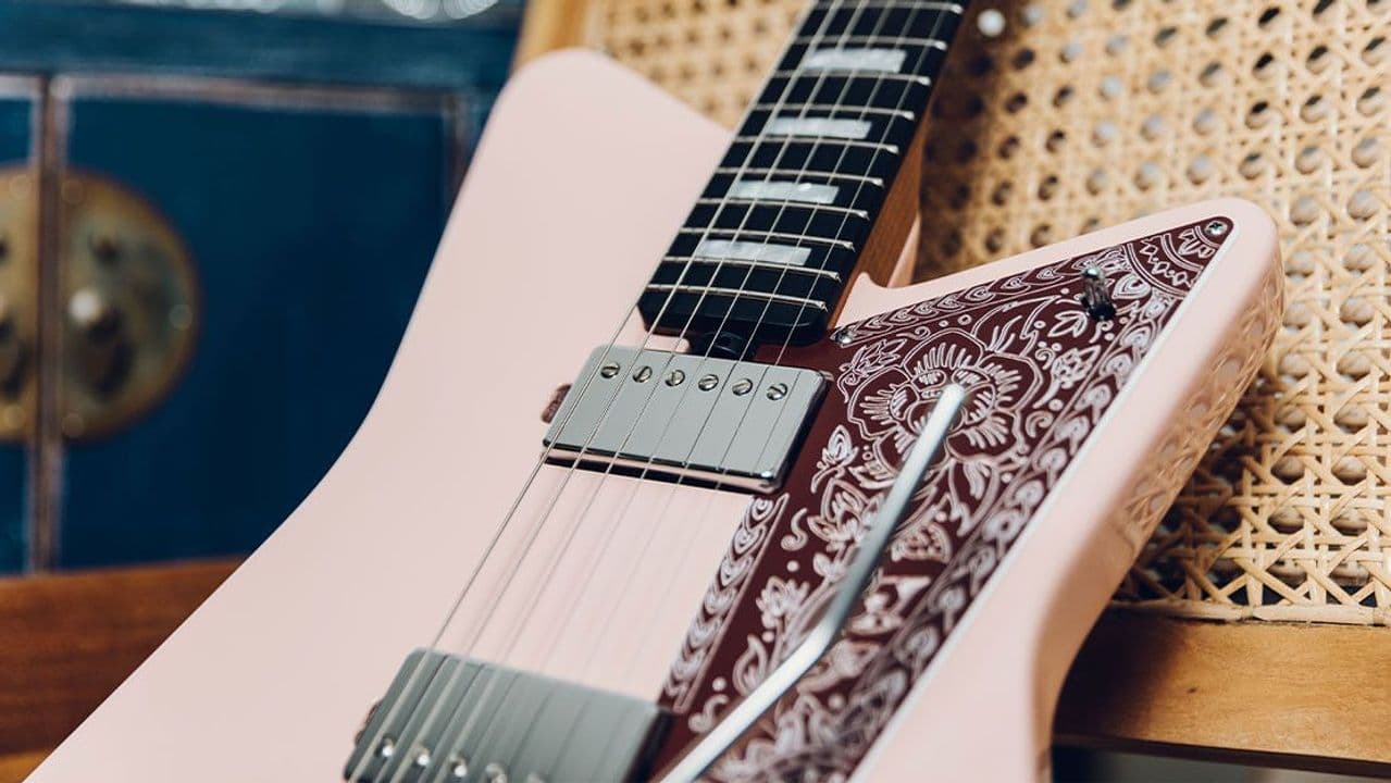 ELECTRÓNICA PERSONALIZADA Las pastillas diseñadas por Ernie Ball Music Man acentúan el “amor “de Omar por la distorsión potente mientras que por otro lado conservan todas las sutilezas de una pastilla humbucking de estilo clásico.