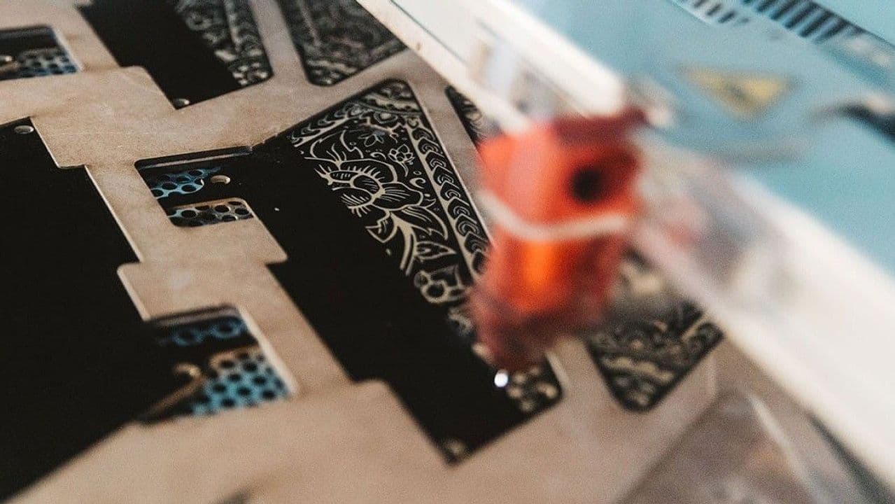 GOLPEADOR ADORNADO Los golpeadores personalizados están grabados con láser con un diseño floral ornamentado original y coordinado para complementar las opciones de acabado de cada una de ellas.